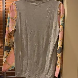 Absolutely amazing top.  T-shirt gray with luscious fabric light pattern sleeves